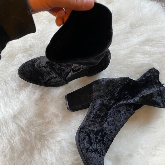 Velvet booties - Picture 2 of 3